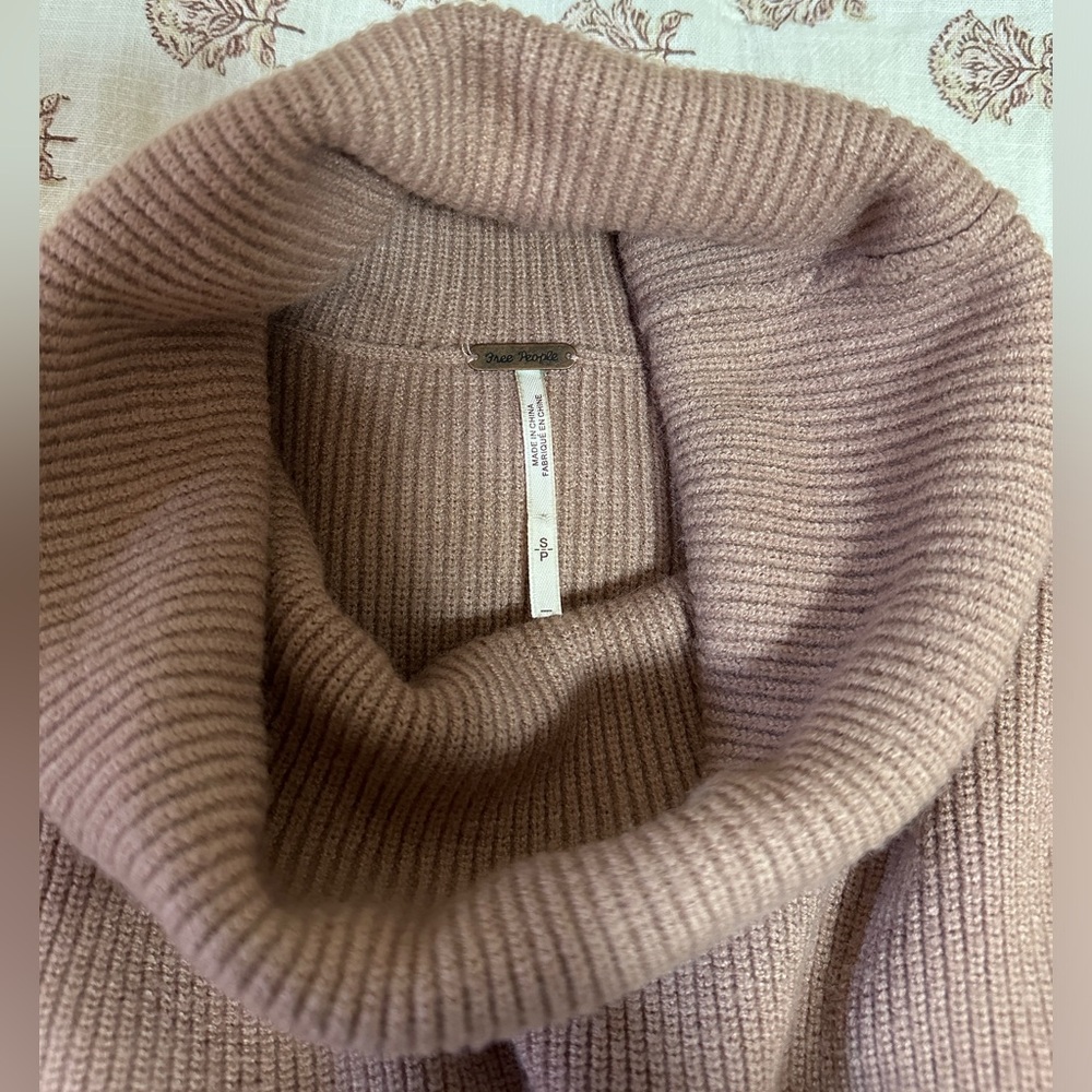 Free People Softly Structured Turtleneck Sweater Dusty Pink - Size Small - Picture 7 of 9